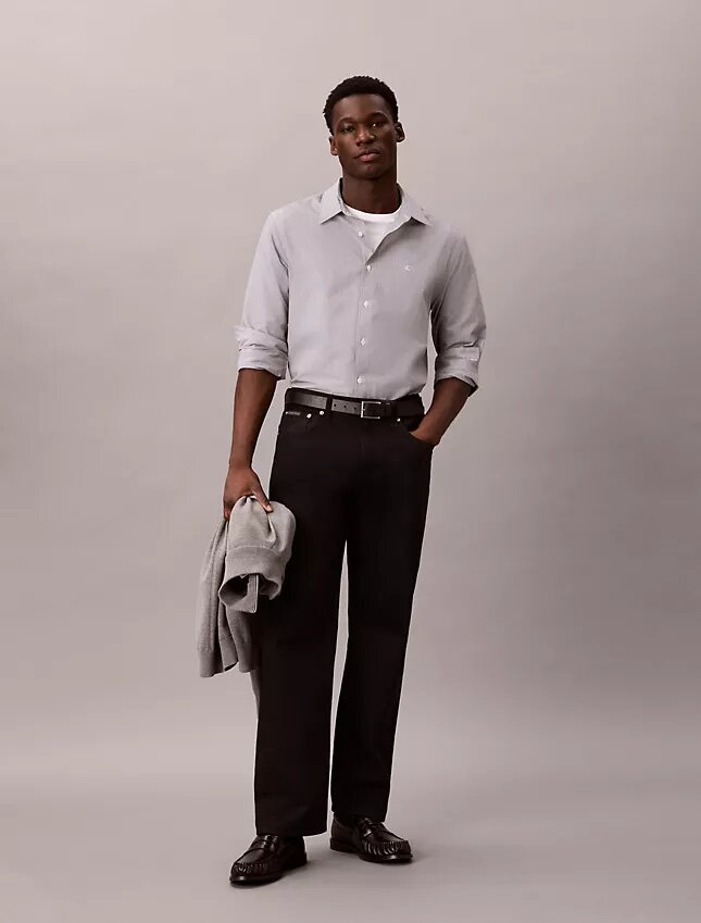 Camisa clásica con botones y rayas de seersucker teñidas en hilo Camisa clásica con botones y rayas de seersucker teñidas en hilo