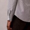Camisa clásica con botones y rayas de seersucker teñidas en hilo Camisa clásica con botones y rayas de seersucker teñidas en hilo