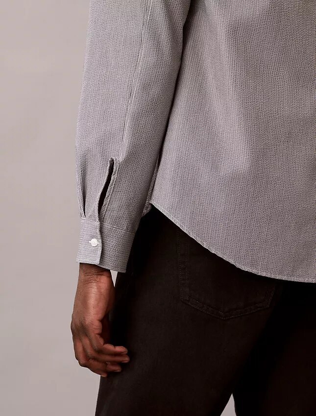 Camisa clásica con botones y rayas de seersucker teñidas en hilo Camisa clásica con botones y rayas de seersucker teñidas en hilo