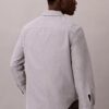 Camisa clásica con botones y rayas de seersucker teñidas en hilo Camisa clásica con botones y rayas de seersucker teñidas en hilo