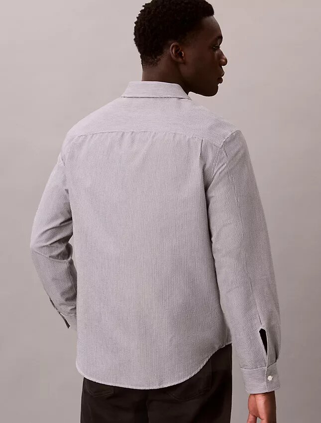 Camisa clásica con botones y rayas de seersucker teñidas en hilo Camisa clásica con botones y rayas de seersucker teñidas en hilo