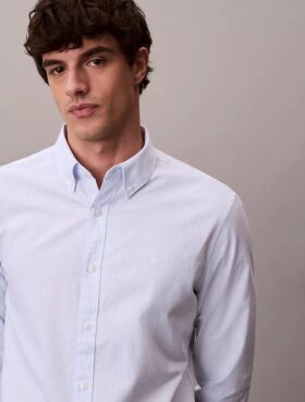 Camisa clásica de algodón elástico a rayas con cuello abotonado