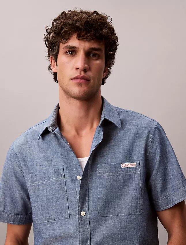 Camisa clásica de cambray con botones Camisa clásica de cambray con botones