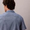 Camisa clásica de cambray con botones Camisa clásica de cambray con botones