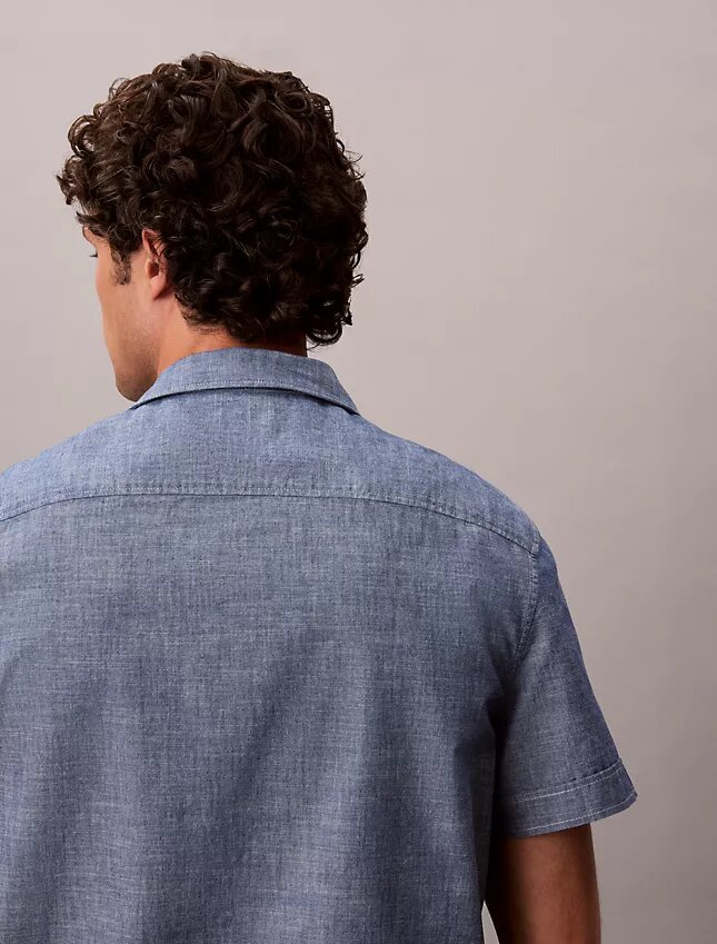 Camisa clásica de cambray con botones Camisa clásica de cambray con botones