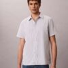 Camisa clásica de rayas con botones y tejido seersucker