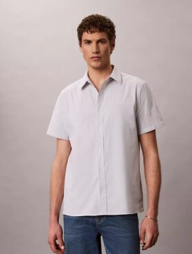 Camisa clásica de rayas con botones y tejido seersucker