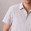 Camisa clásica de rayas con botones y tejido seersucker