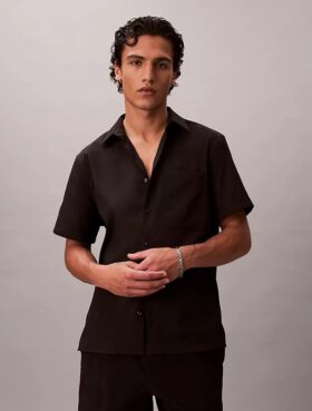 Camisa clásica de seersucker liso con botones