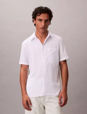 Camisa clásica de seersucker liso con botones