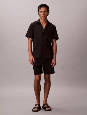 Camisa clásica de seersucker liso con botones