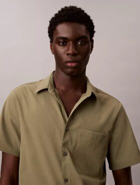 Camisa clásica de seersucker liso con botones