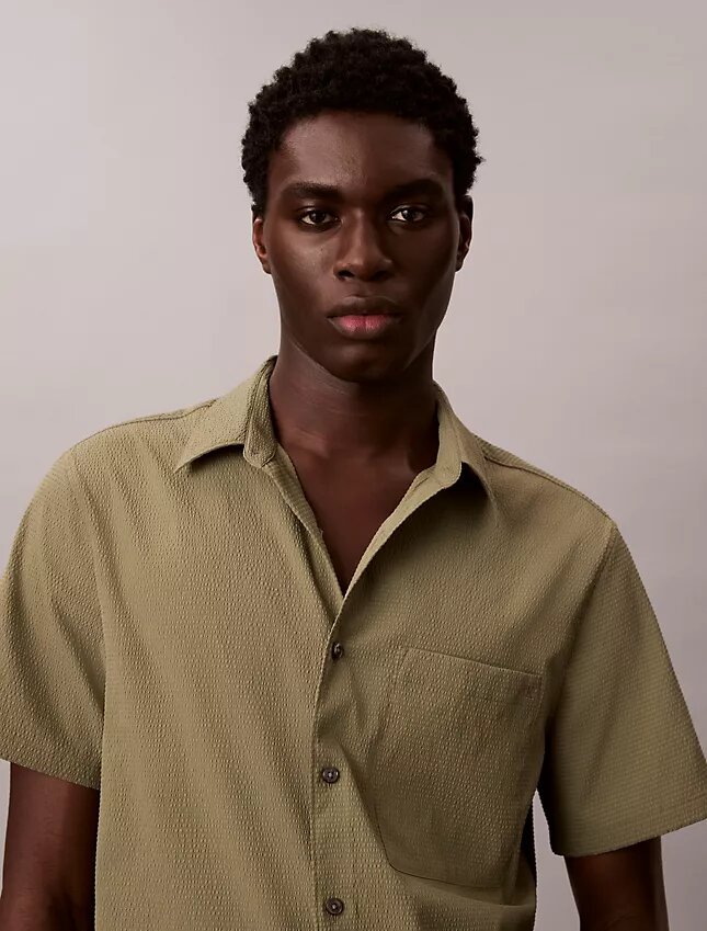 Camisa clásica de seersucker liso con botones Camisa clásica de seersucker liso con botones