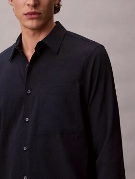 Camisa clásica lisa de seersucker