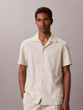 Camisa cómoda de lino y algodón con cuello camp