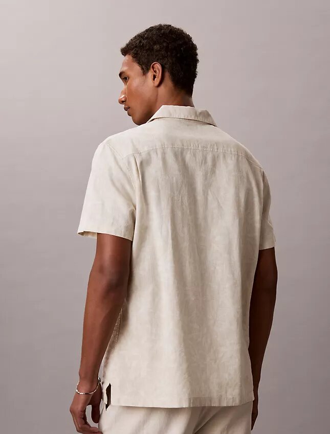 Camisa cómoda de lino y algodón con cuello camp Camisa cómoda de lino y algodón con cuello camp
