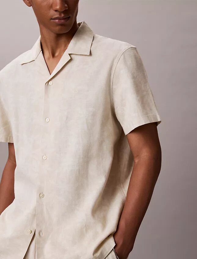 Camisa cómoda de lino y algodón con cuello camp Camisa cómoda de lino y algodón con cuello camp