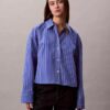 Camisa corta de corte cuadrado con botones y rayas Camisa corta de corte cuadrado con botones y rayas