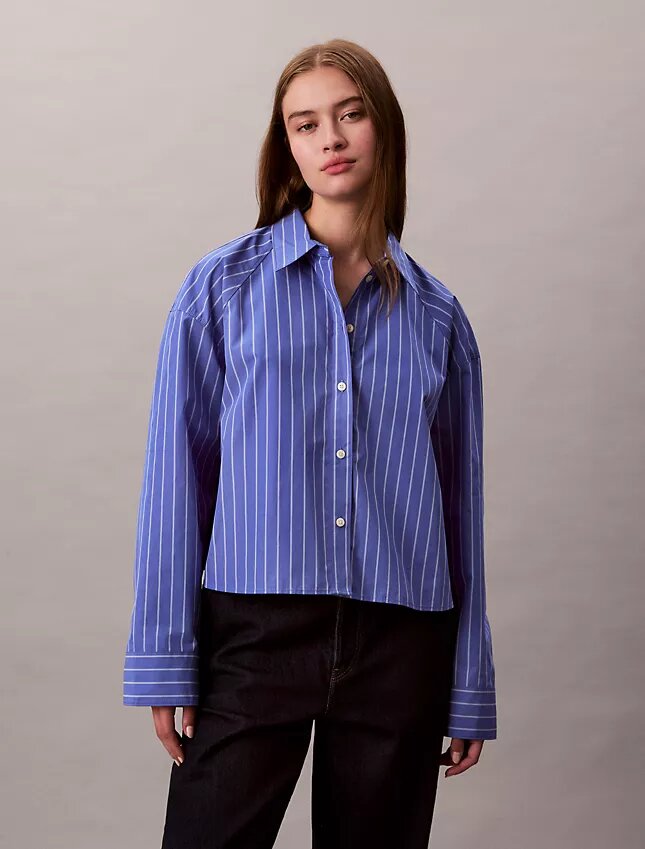 Camisa corta de corte cuadrado con botones y rayas Camisa corta de corte cuadrado con botones y rayas
