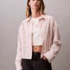 Camisa corta de corte cuadrado con botones y rayas Camisa corta de corte cuadrado con botones y rayas