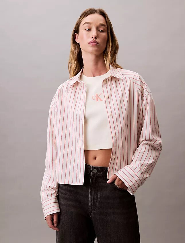 Camisa corta de corte cuadrado con botones y rayas Camisa corta de corte cuadrado con botones y rayas