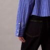 Camisa corta de corte cuadrado con botones y rayas Camisa corta de corte cuadrado con botones y rayas