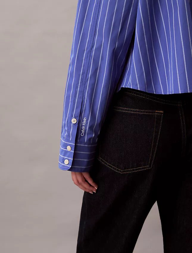 Camisa corta de corte cuadrado con botones y rayas Camisa corta de corte cuadrado con botones y rayas