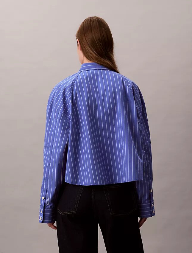 Camisa corta de corte cuadrado con botones y rayas Camisa corta de corte cuadrado con botones y rayas