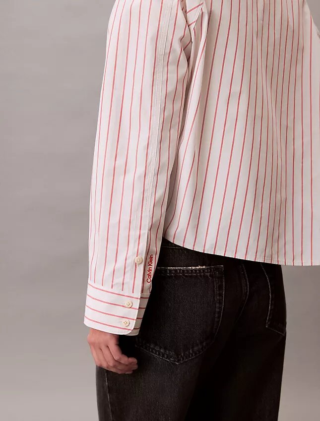 Camisa corta de corte cuadrado con botones y rayas Camisa corta de corte cuadrado con botones y rayas