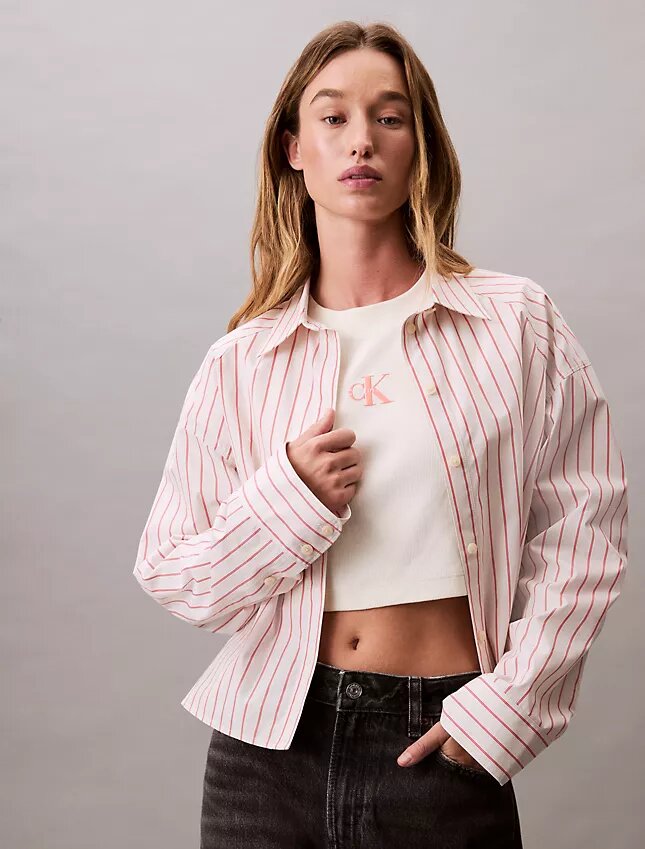 Camisa corta de corte cuadrado con botones y rayas Camisa corta de corte cuadrado con botones y rayas