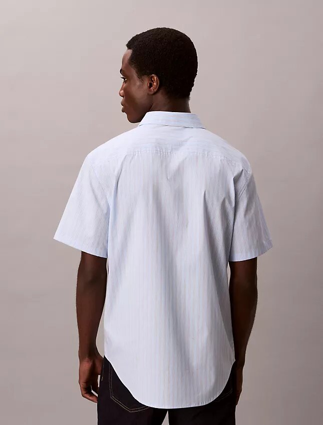 Camisa de algodón elástico a rayas, manga corta y botones Camisa de algodón elástico a rayas, manga corta y botones