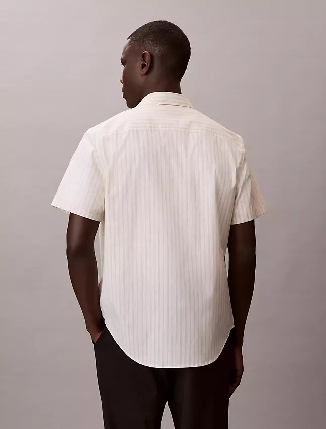 Camisa de algodón elástico a rayas, manga corta y botones Camisa de algodón elástico a rayas, manga corta y botones