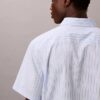 Camisa de algodón elástico a rayas, manga corta y botones Camisa de algodón elástico a rayas, manga corta y botones