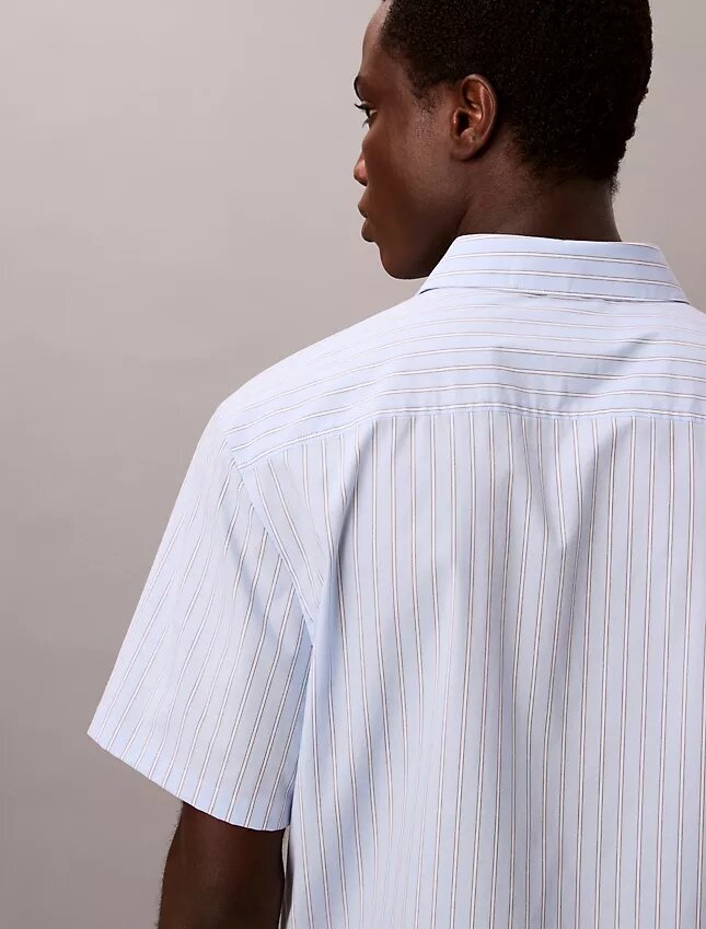 Camisa de algodón elástico a rayas, manga corta y botones Camisa de algodón elástico a rayas, manga corta y botones
