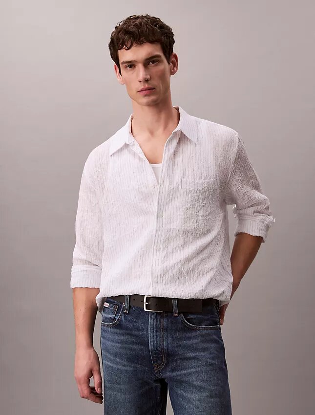 Camisa de botones holgada con rayas arrugadas teñidas en hilo Camisa de botones holgada con rayas arrugadas teñidas en hilo