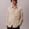 Camisa de botones holgada con rayas arrugadas teñidas en hilo Camisa de botones holgada con rayas arrugadas teñidas en hilo