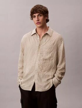 Camisa de botones holgada con rayas arrugadas teñidas en hilo