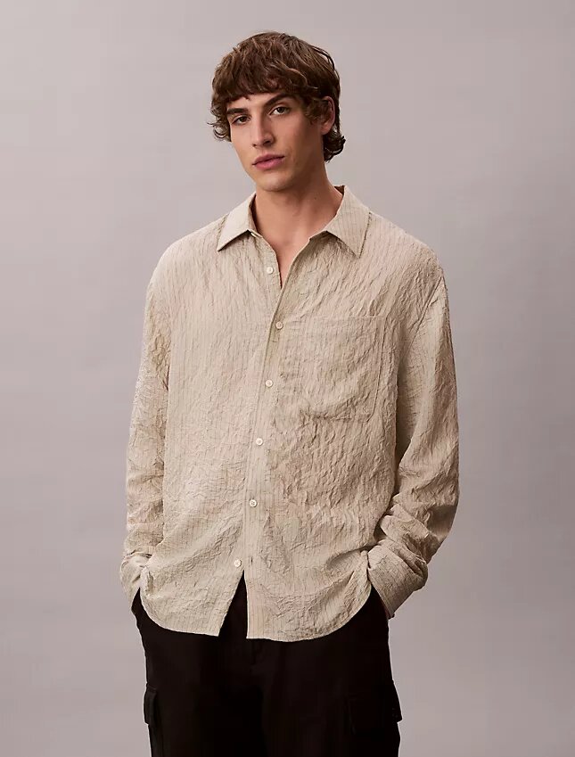 Camisa de botones holgada con rayas arrugadas teñidas en hilo Camisa de botones holgada con rayas arrugadas teñidas en hilo