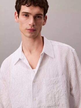 Camisa de botones holgada con rayas arrugadas teñidas en hilo