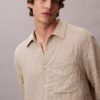 Camisa de botones holgada con rayas arrugadas teñidas en hilo Camisa de botones holgada con rayas arrugadas teñidas en hilo
