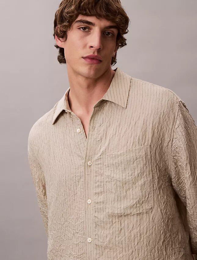 Camisa de botones holgada con rayas arrugadas teñidas en hilo Camisa de botones holgada con rayas arrugadas teñidas en hilo