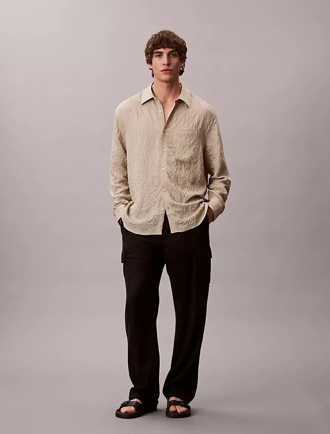 Camisa de botones holgada con rayas arrugadas teñidas en hilo Camisa de botones holgada con rayas arrugadas teñidas en hilo