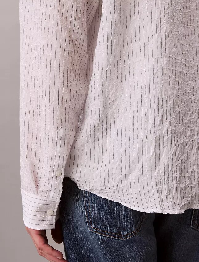 Camisa de botones holgada con rayas arrugadas teñidas en hilo Camisa de botones holgada con rayas arrugadas teñidas en hilo