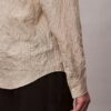 Camisa de botones holgada con rayas arrugadas teñidas en hilo Camisa de botones holgada con rayas arrugadas teñidas en hilo