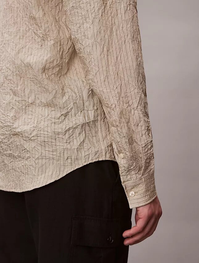 Camisa de botones holgada con rayas arrugadas teñidas en hilo Camisa de botones holgada con rayas arrugadas teñidas en hilo