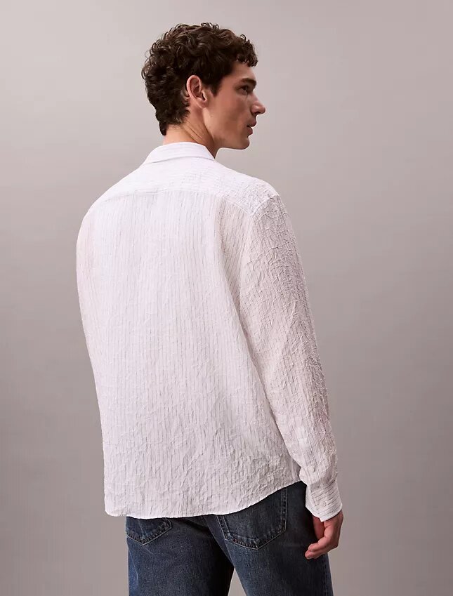 Camisa de botones holgada con rayas arrugadas teñidas en hilo Camisa de botones holgada con rayas arrugadas teñidas en hilo