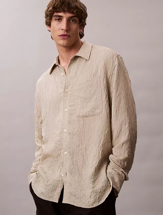 Camisa de botones holgada con rayas arrugadas teñidas en hilo Camisa de botones holgada con rayas arrugadas teñidas en hilo