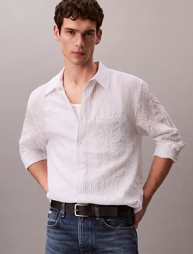 Camisa de botones holgada con rayas arrugadas teñidas en hilo Camisa de botones holgada con rayas arrugadas teñidas en hilo
