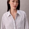 Camisa de popelín a rayas con botones y corte holgado Camisa de popelín a rayas con botones y corte holgado