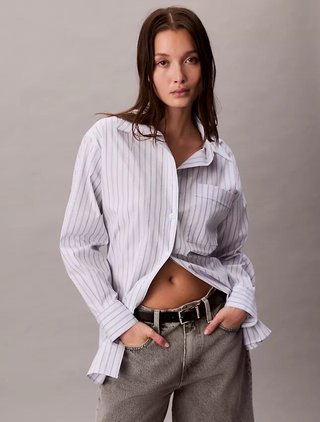 Camisa de popelín a rayas con botones y corte holgado Camisa de popelín a rayas con botones y corte holgado